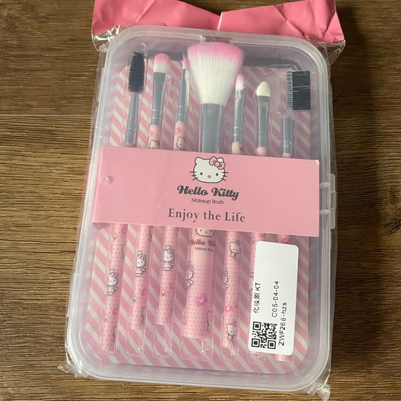Sanrio Other - Only 1 Left! HELLO KITTY-NWT Make-Up Brush Set